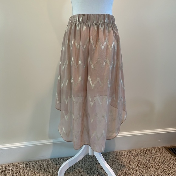 Francesca’s Buttons Brand Taupe HiLo Skirt. Elastic Waist. Large - Picture 3 of 7